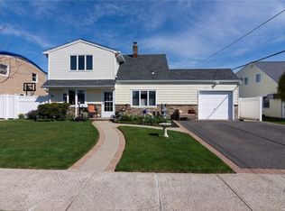 63 Prairie Ln, Levittown, NY 11756