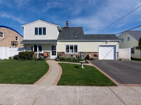 63 Prairie Lane, Levittown, NY 11756