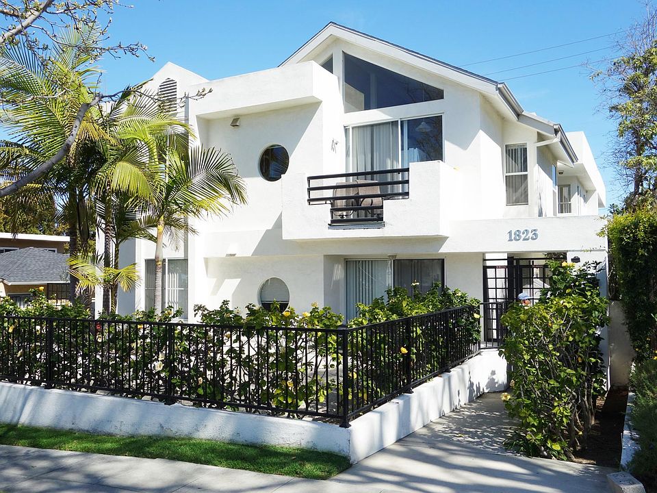 Modern Front of the building , new style architecture with lots of plants and gated secure entrance , well lit for security and in a great neighborhood