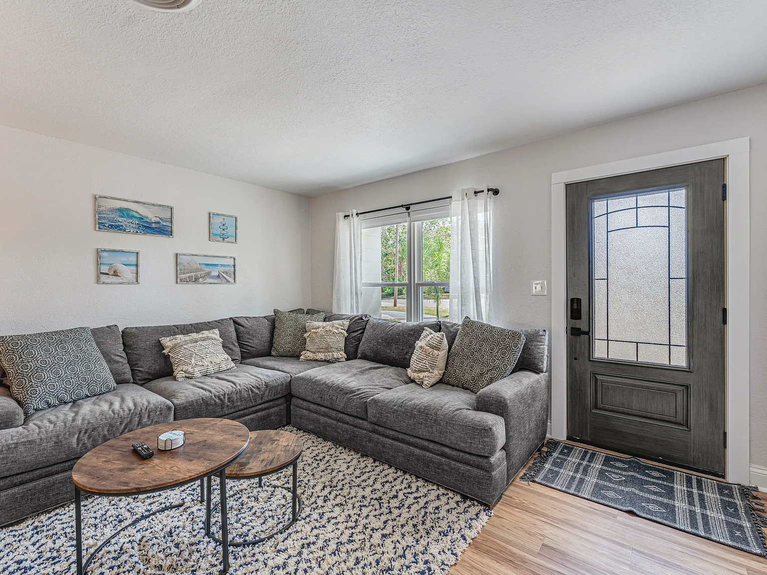 3 bed, 1321 sqft, $4,295 — Photo 3