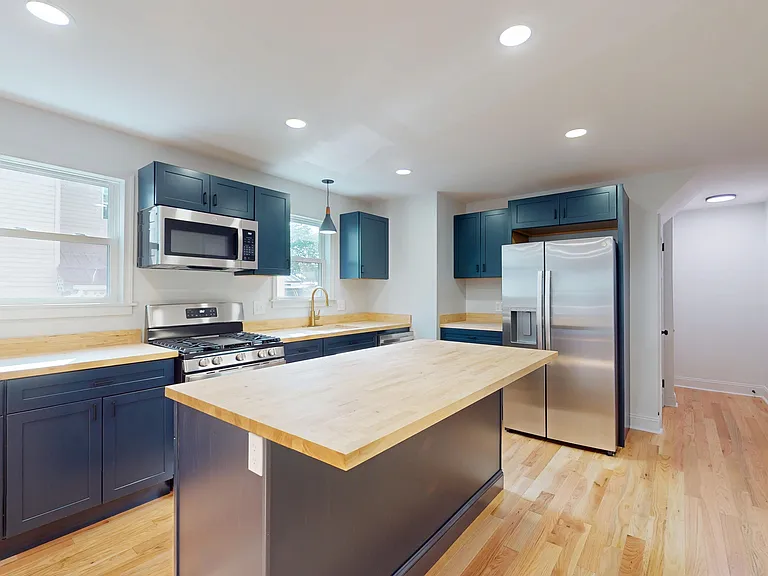 914 W 3rd St #1 — Photo 3