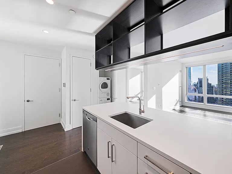 555 10th Ave #22D — Photo 3
