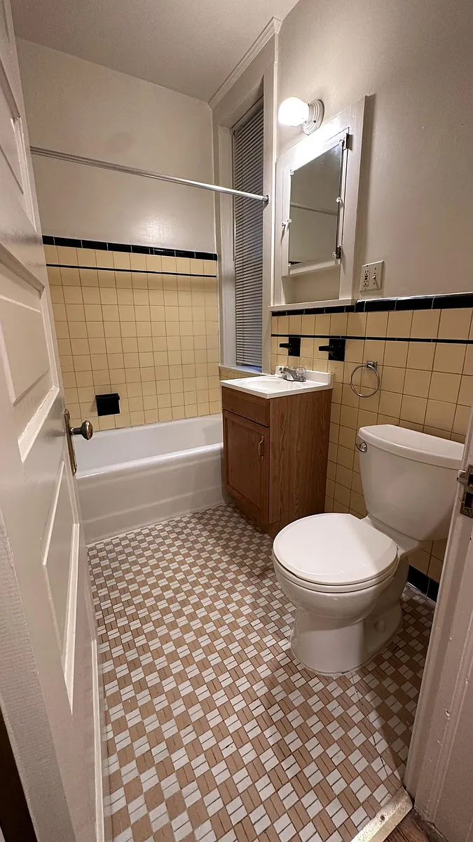 Building Photo - 5 S Cedar St #207