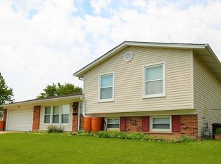 100 Jill Ln, Streamwood, IL 60107