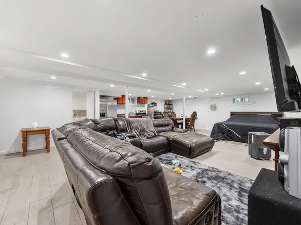 32-30 Anchor Drive image 17 of 33