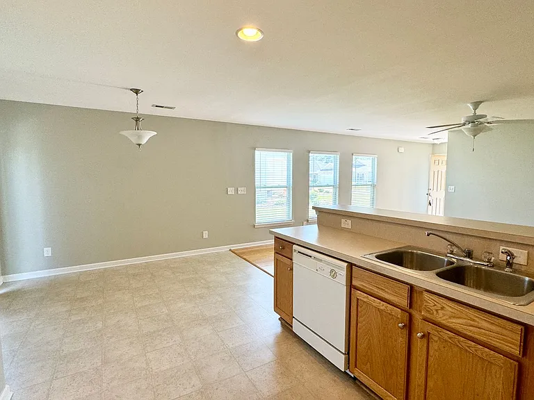420 Hillsborough Dr — Photo 6