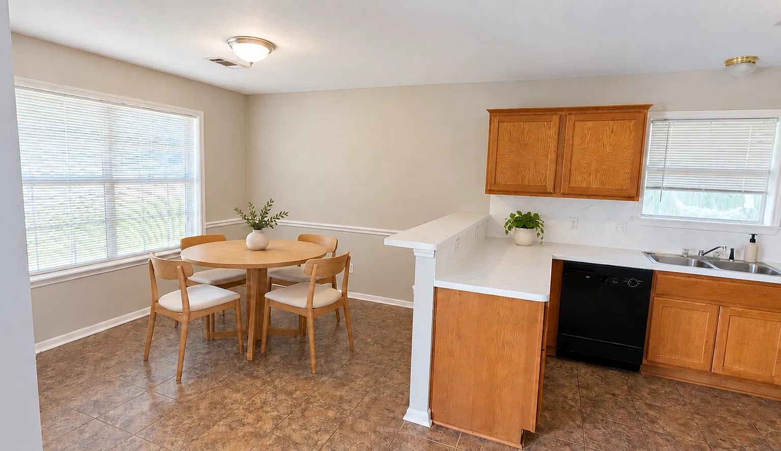 Large 3/2 duplex with large fenced back yard — Photo 1