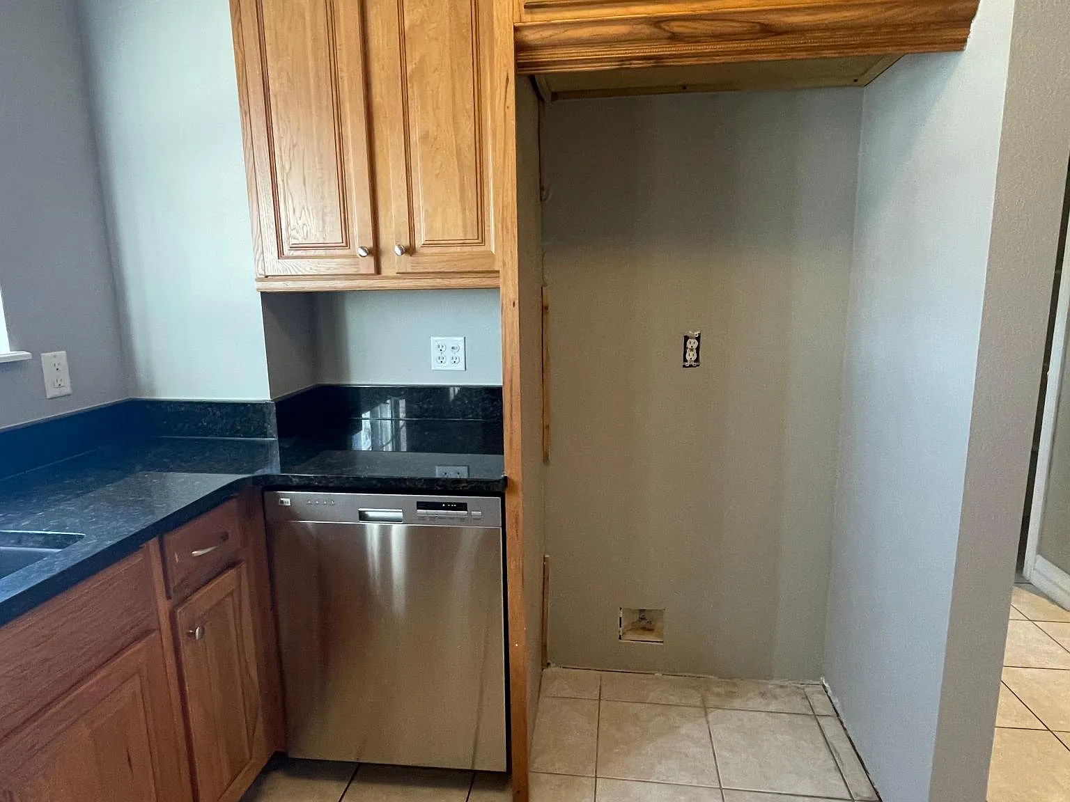 3 bed, 2.5 bath, 2024 sqft, $2,200 — Photo 2