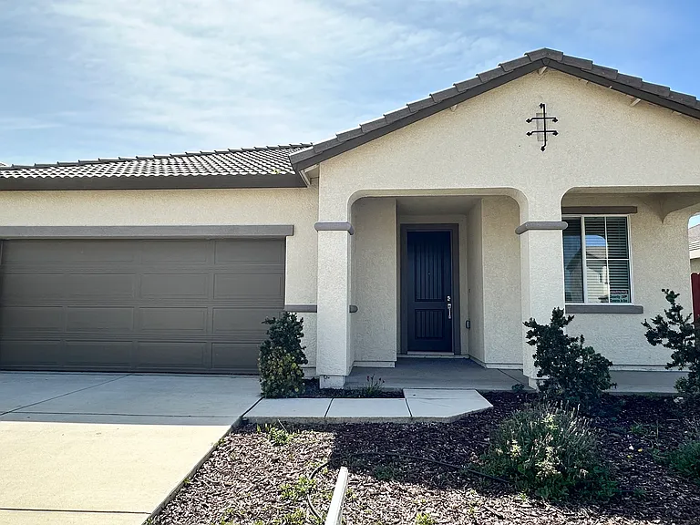 2428 Freestone Dr — Photo 2