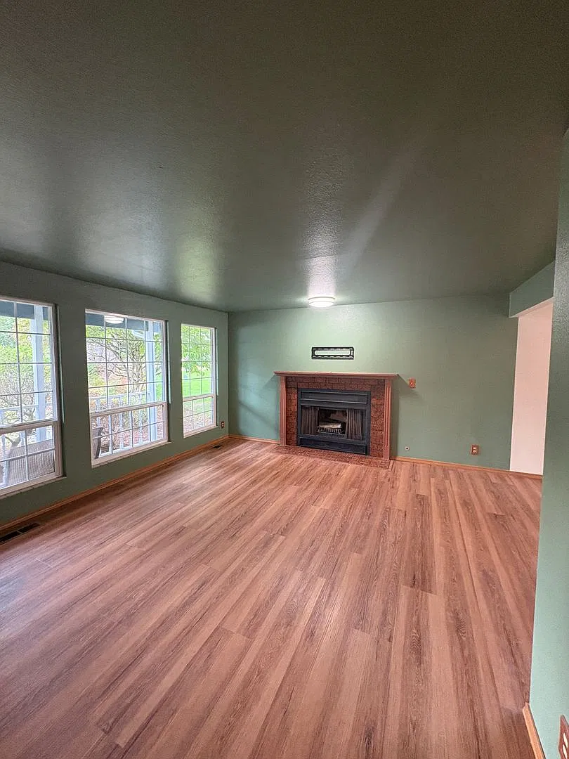 Fairwood Home for lease two story fenced yard with RV parking — Photo 2