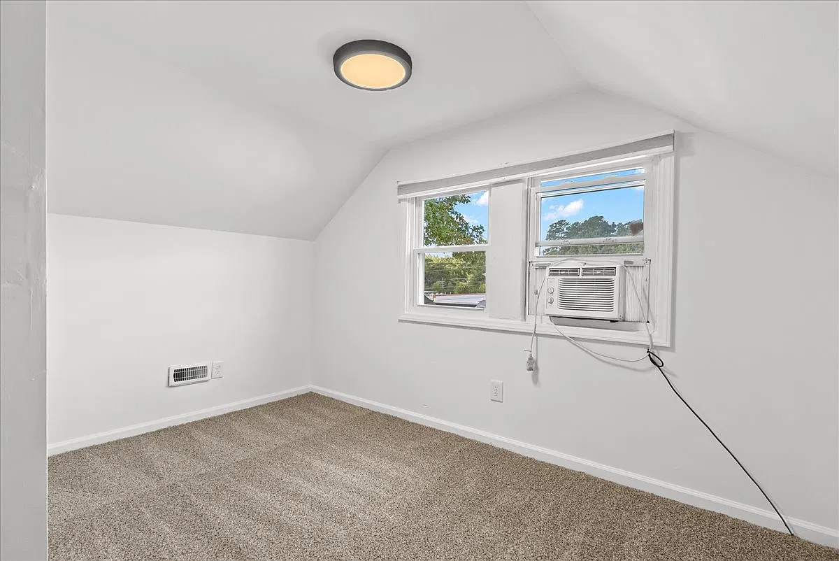 5 bed, 1285 sqft, $2,900 — Photo 3