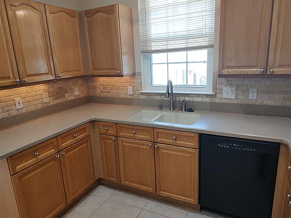 5th image of 3981 Four Oaks Blvd