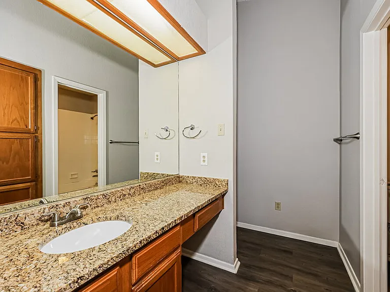 2917 Highlawn Ter — Photo 12