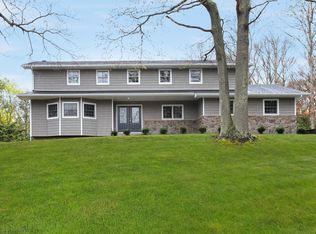 1 Burham Ct, Smithtown, NY 11787