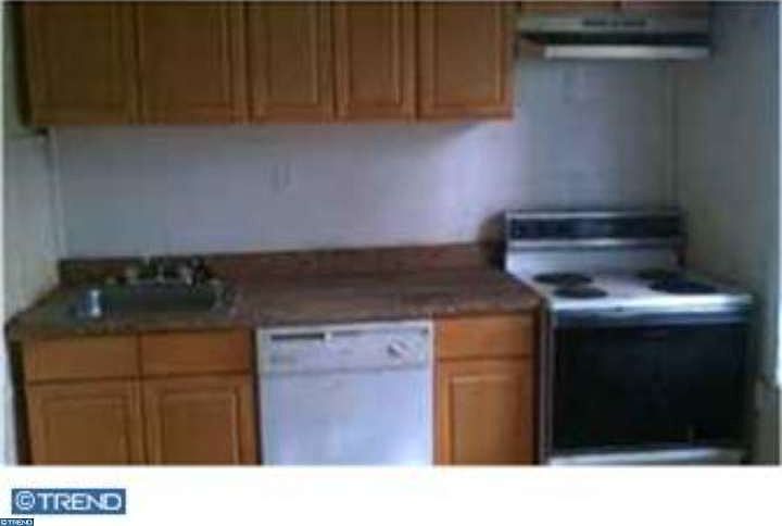 2nd image of 2430 W Oakdale St