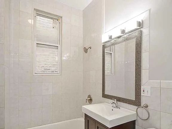 2nd image of 3309 W Le Moyne St #1