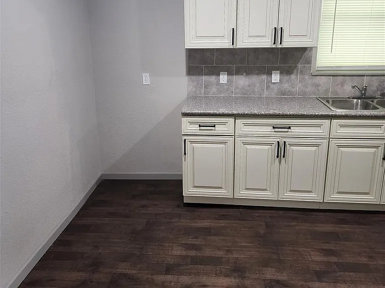 5244 Enyart St — Photo 9