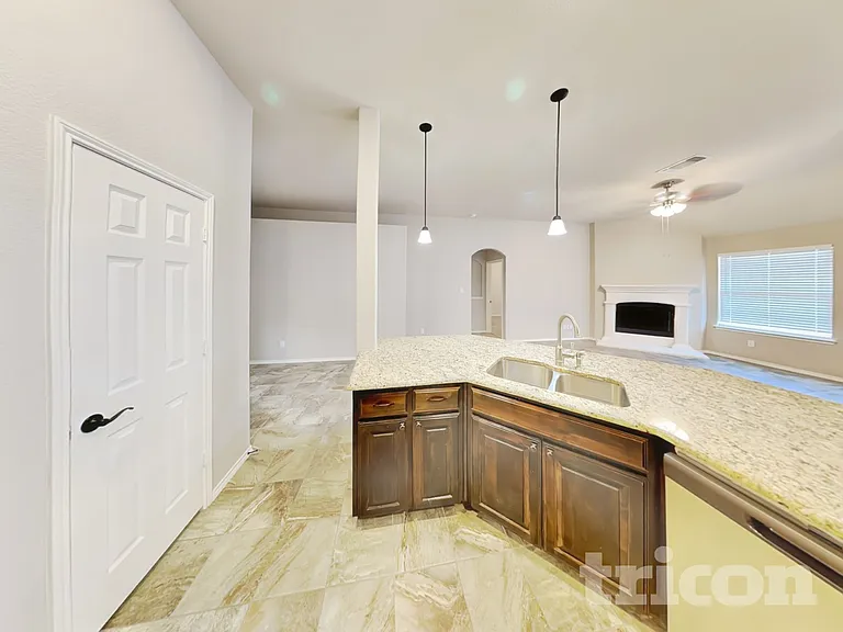 208 Carson Dr — Photo 5