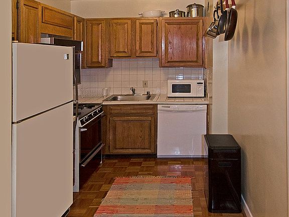 Full kitchen off dining alcove