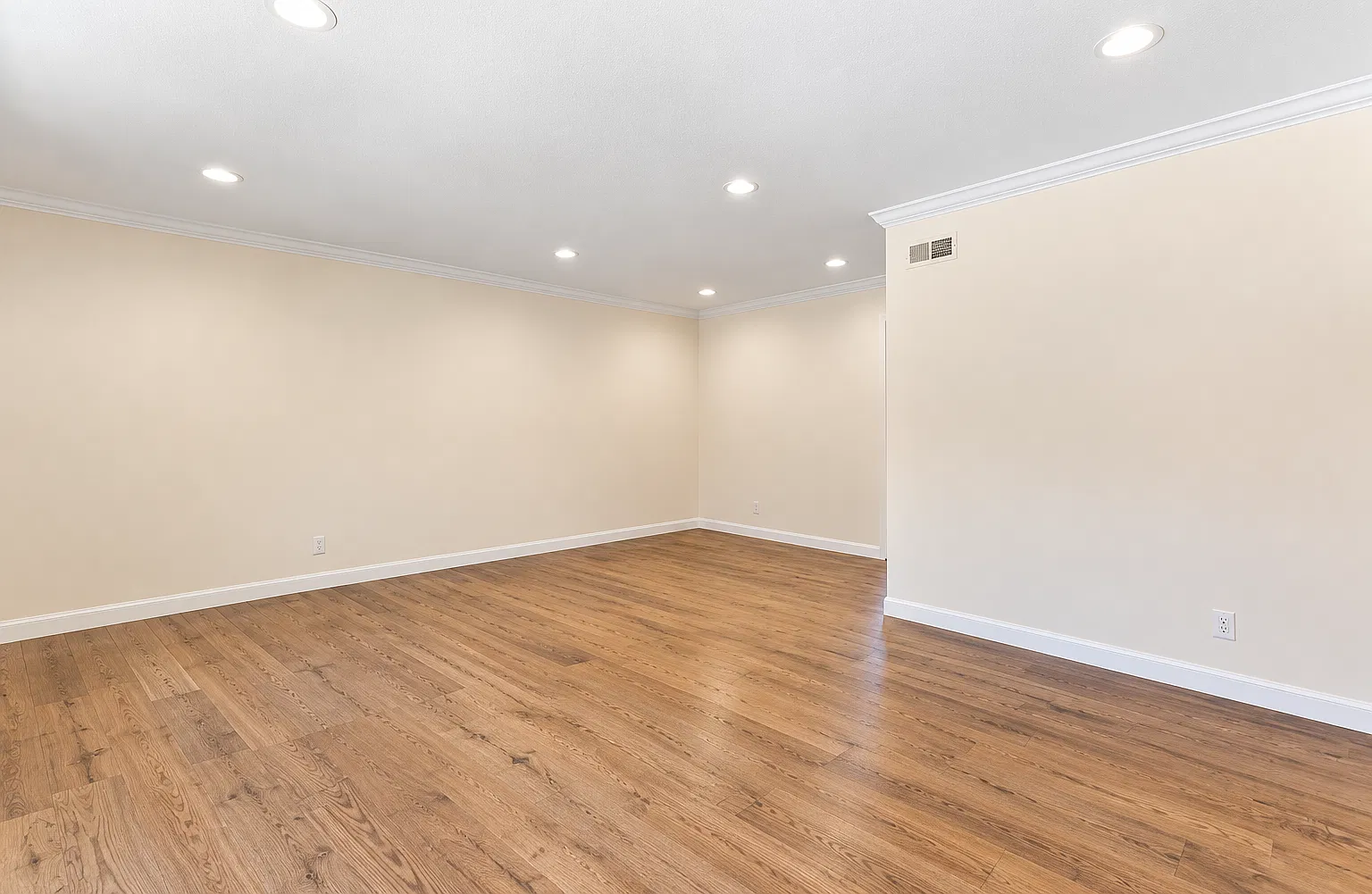 3 bed, 1392 sqft, $5,800 — Photo 2