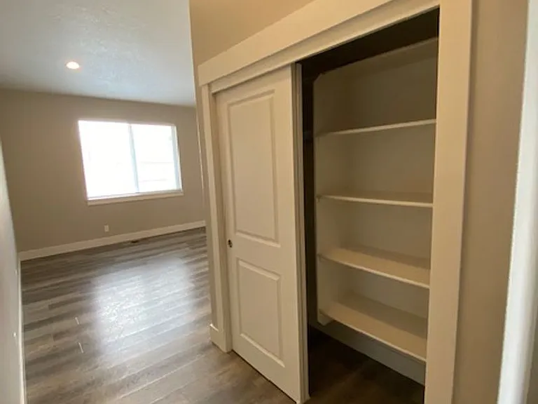 564 NE Cherry St — Photo 4