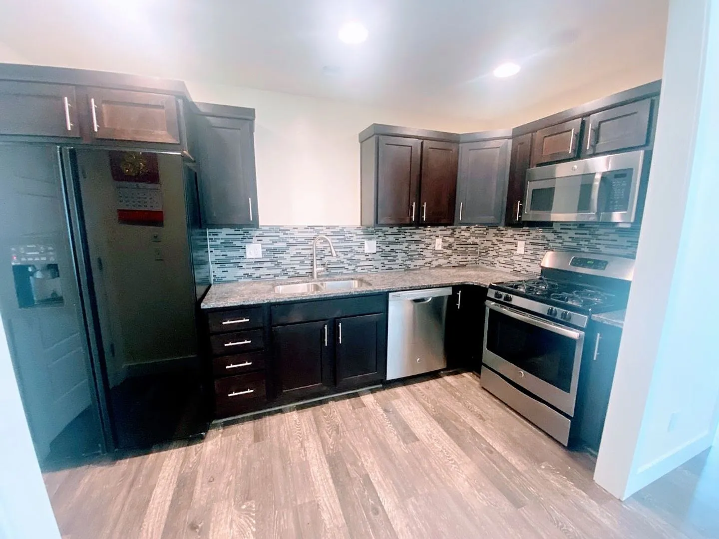 3 Bed x 2 Bath Townhome -2 car garage - 1320 FT2 - Yard Space & More — Photo 2