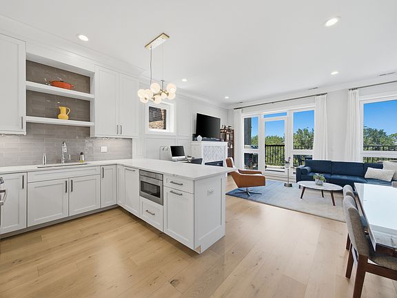 3rd image of 1145 W Addison St #3