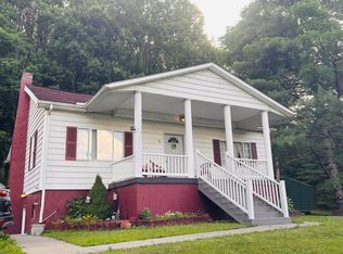 35 Tohnny Way, Mount Hope, WV 25880