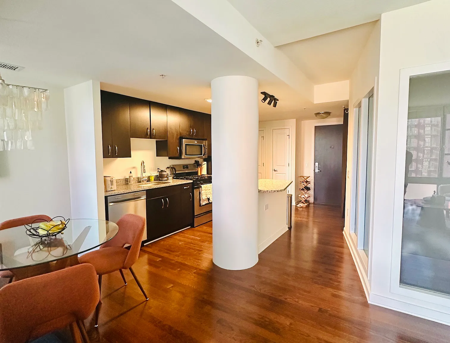 1 bed, 891 sqft, $3,100 — Photo 4