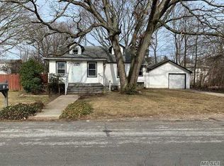 75 Essex St, West Babylon, NY 11704