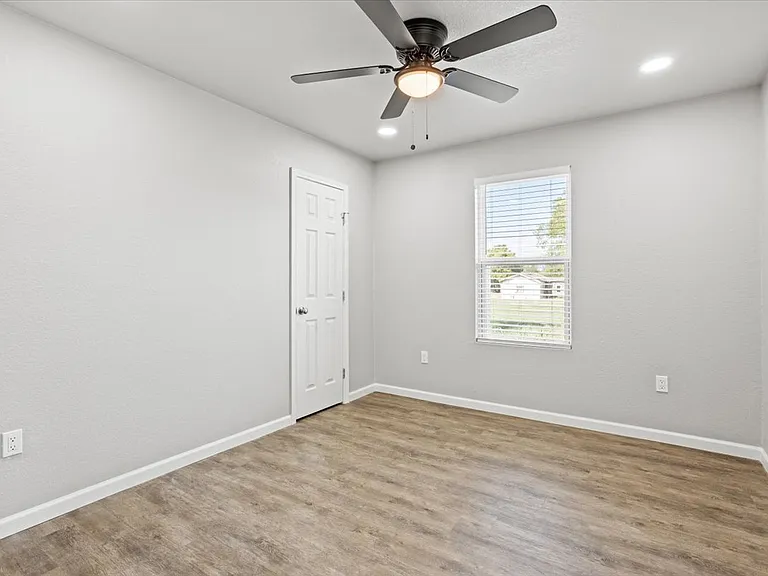 313 Nagel St — Photo 10