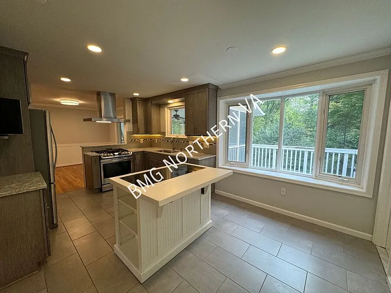 5406 Gainsborough Dr — Photo 9