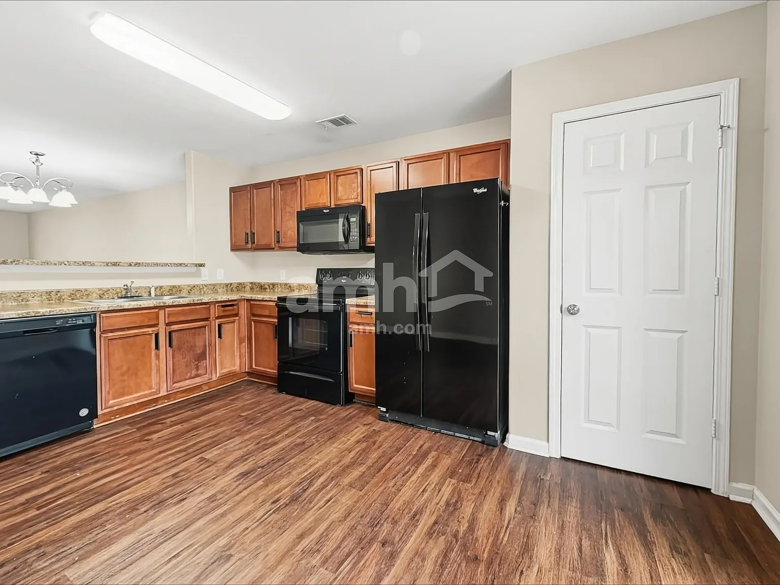 3 bed, 2.5 bath, 2448 sqft, $2,110 — Photo 3