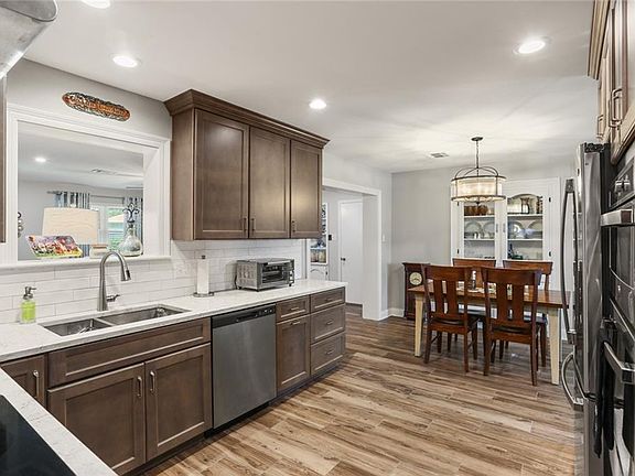 5th image of 272 Lowe St