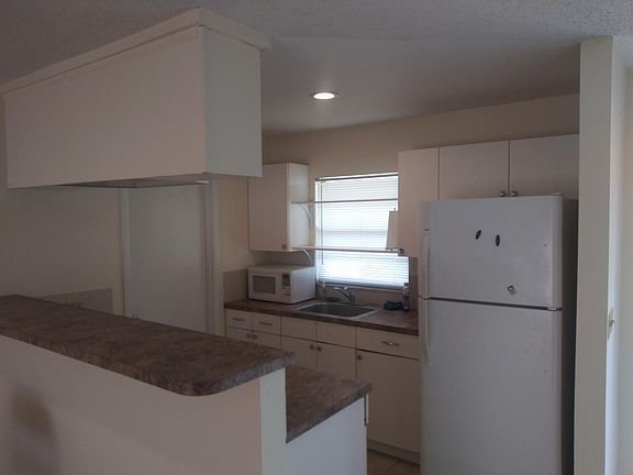 3rd image of 810 Anderson Dr