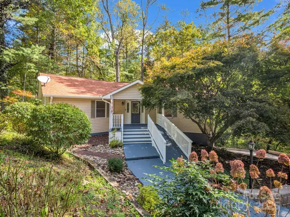 204 Pine Berry Cir, Hendersonville, NC 28739