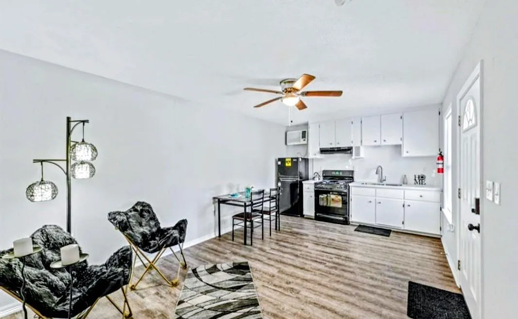 Studio, 1.0 bath, 288 sqft, $795 — Photo 2
