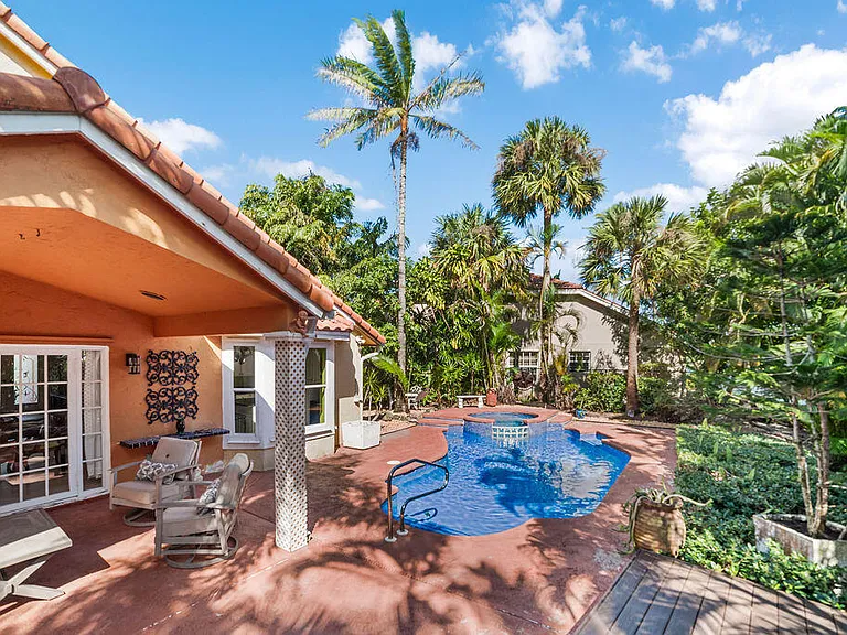 1256 Lake Breeze Dr — Photo 42