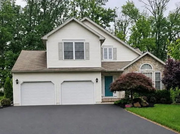 309 Woodbridge Ln, Douglassville, PA 19518