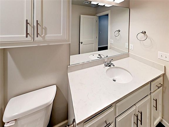 4th image of 426 Vail Cir #0