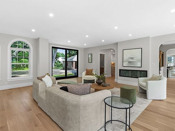 5th image of 315 Crafts St