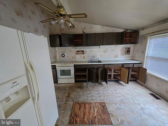 5th image of 916 Hilltop Ter SE