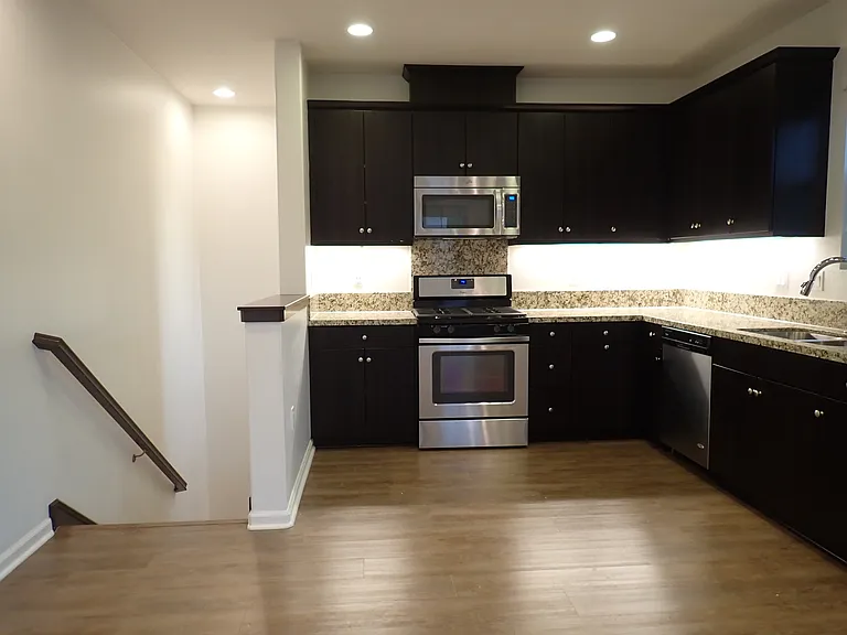 1112 El Paseo — Photo 2