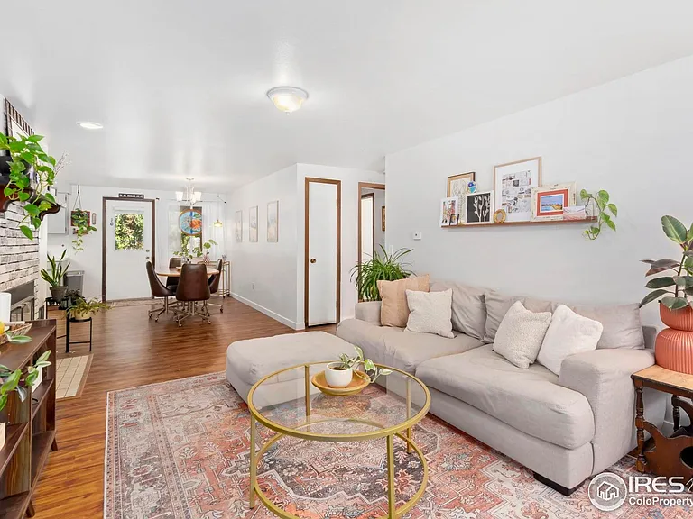 2216 Albany Ct — Photo 2