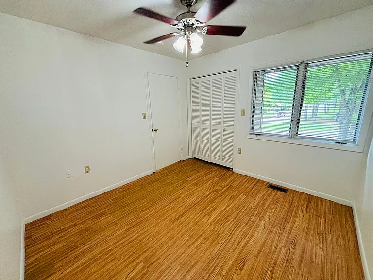 323 Shenandoah Cir — Photo 5
