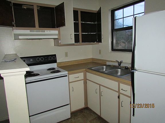 3rd image of 429 Woodcreek Dr APT 4