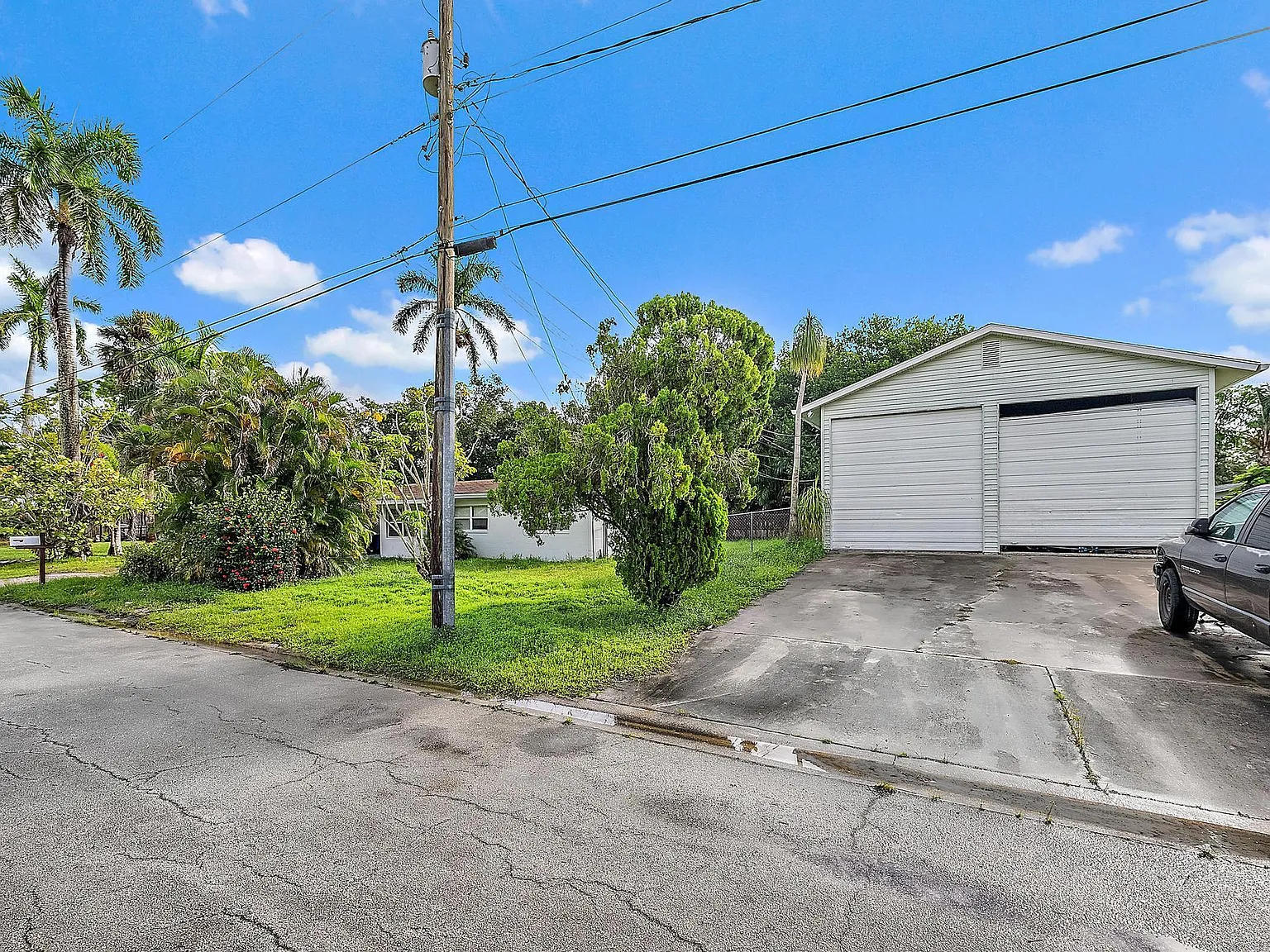 3 bed, 2.0 bath, 1200 sqft, $2,200 — Photo 3