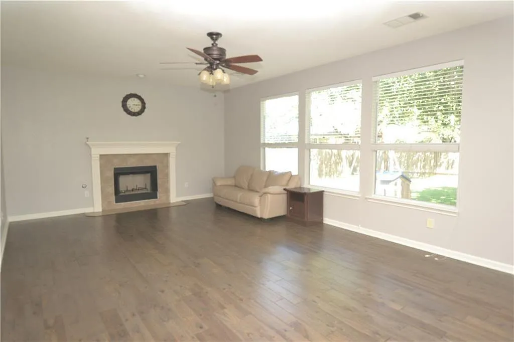 3 bed, 2.5 bath, 2227 sqft, $2,400 — Photo 4