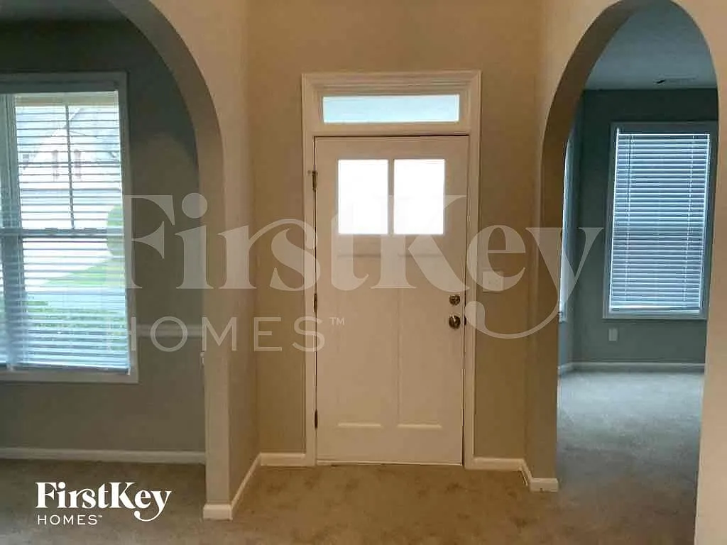 4 bed, 2.5 bath, 2463 sqft, $2,480 — Photo 2