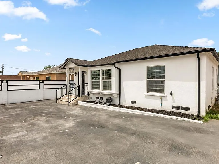 7637 Radford Ave — Photo 31